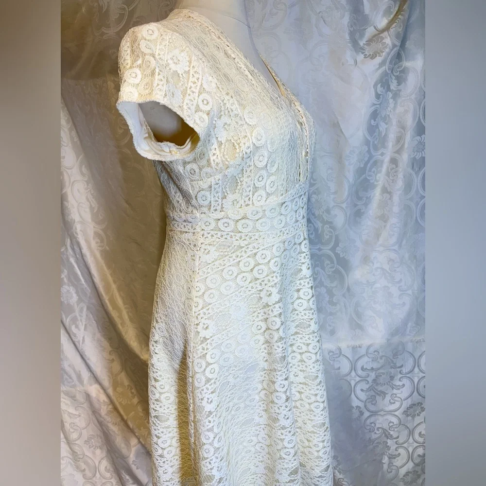 Cream/pale yellow - lace dress from the brand De Collection. Size XL